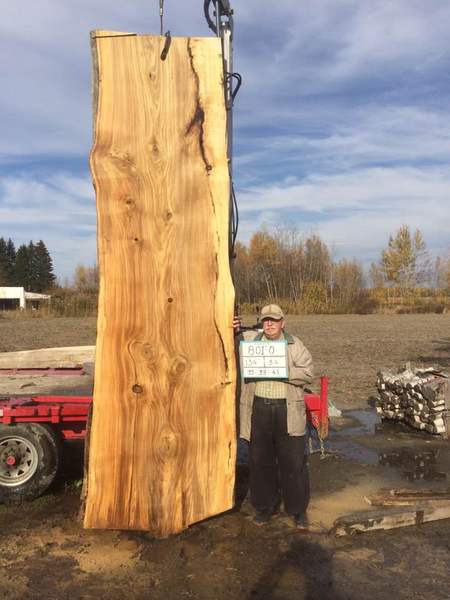 Sciage de bois sur chantier extérieur